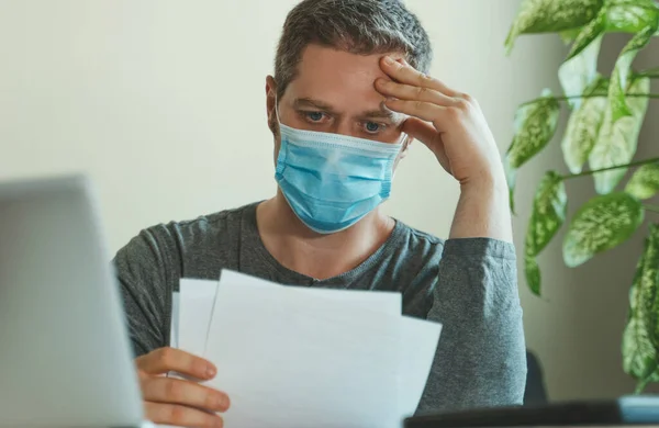 Homem Máscara Médica Trabalhando Com Papéis Escritório — Fotografia de Stock