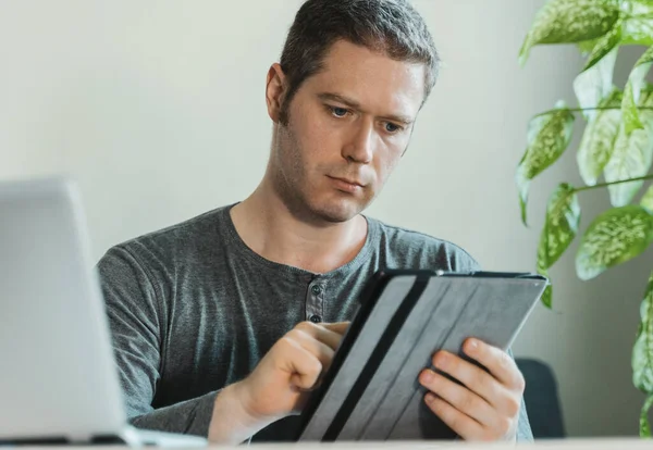 Muž Použití Počítače Tablet Kanceláři — Stock fotografie