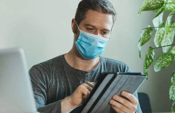 Man Medical Mask Using Tablet Office — Stock Photo, Image