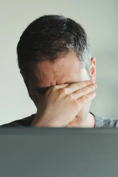 Hombre Cansado Con Ojos Fatiga Trabajo —  Fotos de Stock