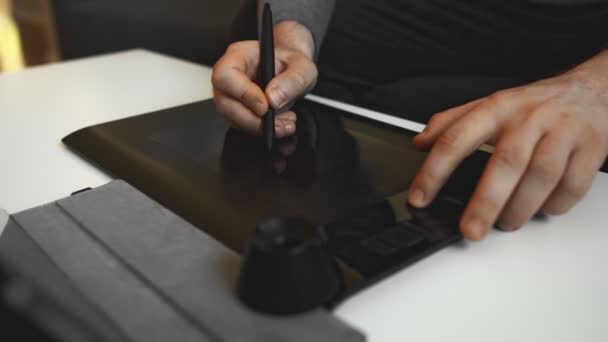 Graphiste Utilisant Une Tablette Dessin Électronique Maison — Video