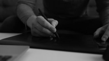 Evde elektronik çizim tableti kullanan grafik tasarımcısı.