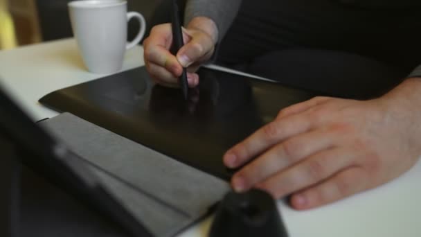 Designer Gráfico Usando Tablet Desenho Eletrônico Casa — Vídeo de Stock