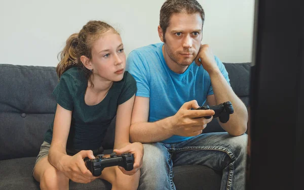 Papa Zijn Dochter Spelen Console Spel Met Draadloze Joysticks — Stockfoto