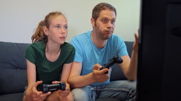 Pappa Och Hans Dotter Leker Konsolspel Med Trådlösa Joysticks Spelet — Stockvideo