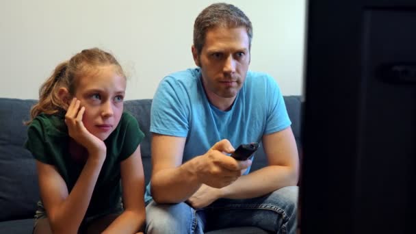 Famille Regarde Télé Fille Prend Télécommande Papa — Video