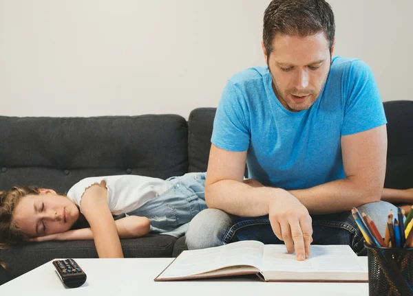 Тато Робить Домашнє Завдання Донькою Він Читає Книжку Але Його — стокове фото