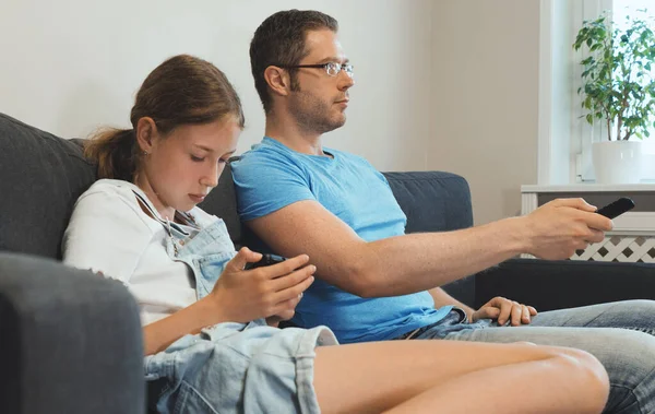 Una Familia Moderna Ordinaria Papá Televisión Hija Juega Teléfono Inteligente — Foto de Stock