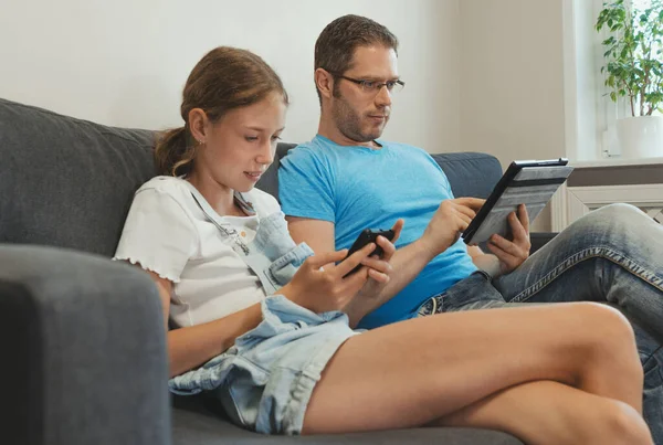 Una Familia Moderna Ordinaria Papá Usando Tableta Hija Juega Teléfono — Foto de Stock