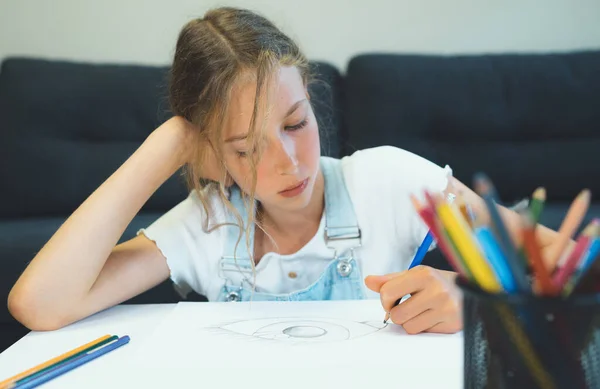 Молодая Школьница Рисует Глаза Дома — стоковое фото