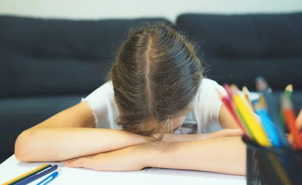 Junge Schülerin Hat Genug Vom Zeichnen Hause — Stockfoto