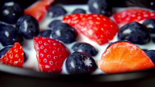 Blaubeeren Und Erdbeeren Milch Makroaufnahme — Stockvideo