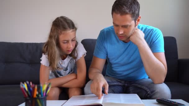 Papai ajudando sua filha a fazer lição de casa . — Vídeo de Stock