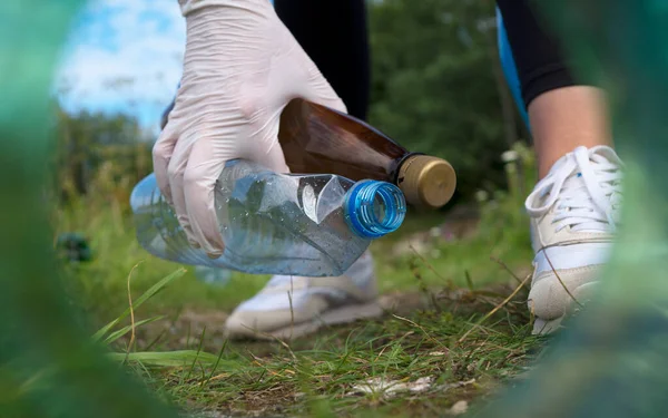 Volunteer Collecting Bottles Forest View Neck Bottle — Stock Photo, Image