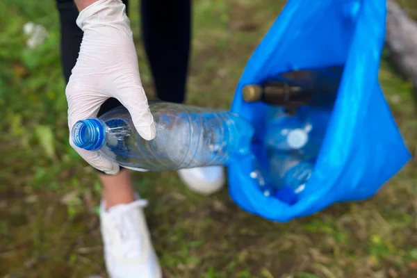 Εθελοντές Μαζεύουν Μπουκάλια Στο Δάσος Έννοια Περιβαλλοντικής Ρύπανσης — Φωτογραφία Αρχείου
