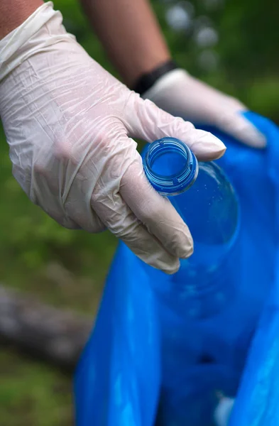 Volunteer Collecting Bottles Forest Environment Pollution Concept — Stock Photo, Image