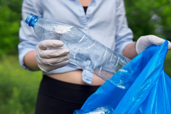 Wolontariuszka Trzymająca Plastikową Butelkę Koncepcja Zanieczyszczenia Środowiska — Zdjęcie stockowe