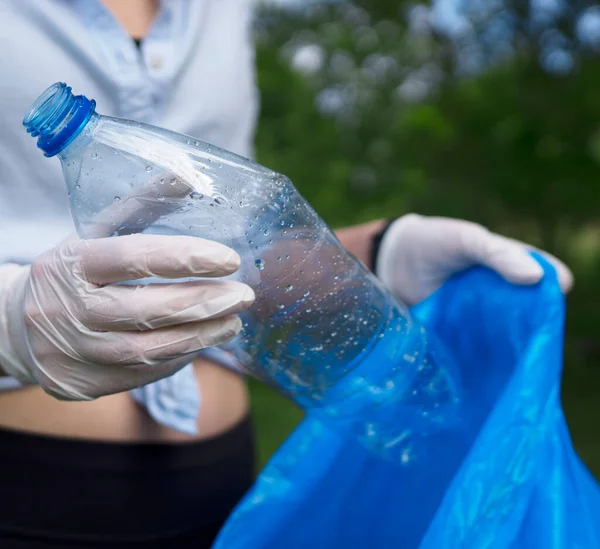 Wolontariuszka Trzymająca Plastikową Butelkę Koncepcja Zanieczyszczenia Środowiska — Zdjęcie stockowe