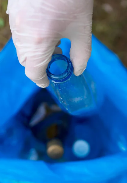 Voluntarios Recogiendo Botellas Bosque Concepto Contaminación Ambiental —  Fotos de Stock