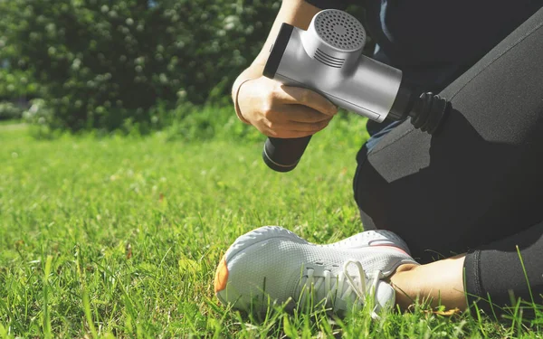 Mujer Masaje Pierna Con Dispositivo Percusión Masaje Después Del Entrenamiento —  Fotos de Stock