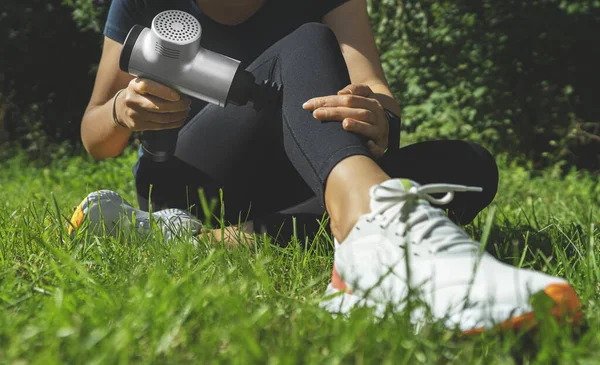 Mujer Masaje Pierna Con Dispositivo Percusión Masaje Después Del Entrenamiento —  Fotos de Stock