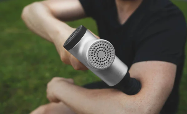 Man Massaging His Hand Massage Percussion Device Workout — Stock Photo, Image