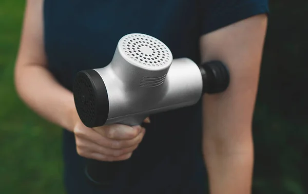 Mujer Masajeando Mano Con Dispositivo Percusión Masaje Después Del Entrenamiento — Foto de Stock