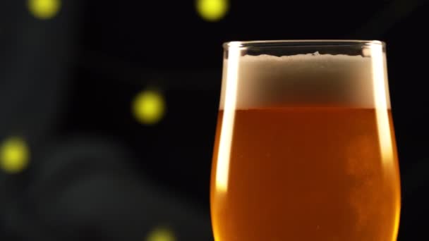 ガラスの中で濾過されていない新鮮なビール 広告テキストの場所 — ストック動画