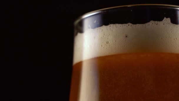 不过滤的新鲜啤酒在杯子里 你的Ad文字的位置 — 图库视频影像