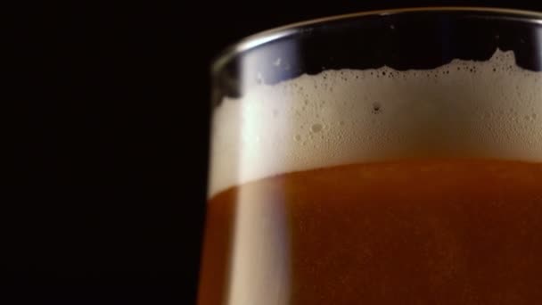 Cerveja Fresca Não Filtrada Num Copo Lugar Para Seu Texto — Vídeo de Stock
