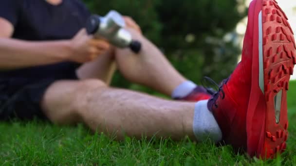 Управління Масажем Ноги Допомогою Масажного Ударного Пристрою Після Тренування — стокове відео