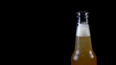 Yeni açılmış bira şişesi. AD metniniz için yer.