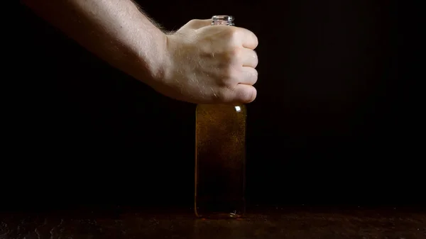 Man Legt Een Geopende Bierfles Tafel Plaats Voor Tekst — Stockfoto