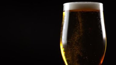 Bardakta yeni demlenmiş biralar dönüyor..
