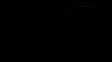 Bardakta taze demlenmiş bira. Hareket halindeki ışık.