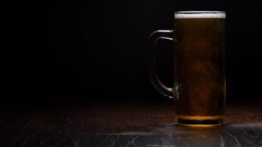 Bardakta taze demlenmiş bira. Hareket halindeki ışık.