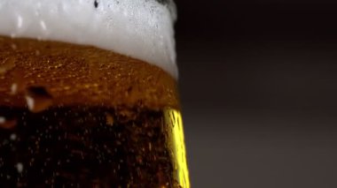 Bardakta dönen biranın makro görünümü.