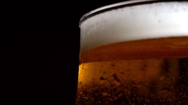 Macro Vista Della Birra Rotante Nel Bicchiere — Video Stock