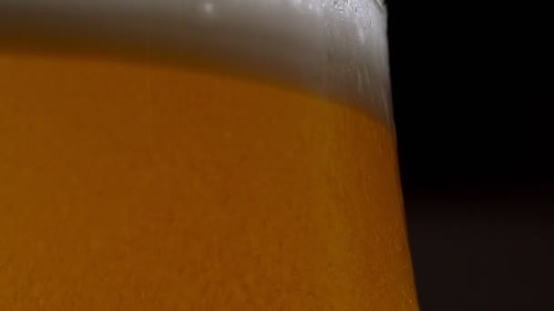 玻璃中旋转啤酒的宏观视图 — 图库视频影像