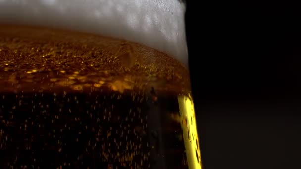 Bardakta Biranın Makro Görüntüsü — Stok video