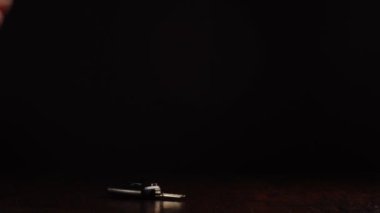 Dikkatli ol. İçkili araba kullanma. Sosyal reklama uygun.