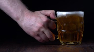 Elin masaya bira koyuyor. AD metniniz için yer.