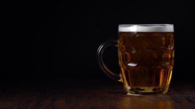 Elin masadan bira alıyor. AD metniniz için yer.