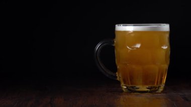 Elin masadan bira alıyor. AD metniniz için yer.