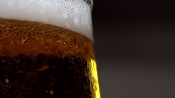 Μακροσκοπική Άποψη Της Μπύρας Στο Ποτήρι — Αρχείο Βίντεο