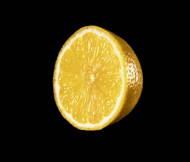 Siyah arka planda dilimlenmiş sarı limon.