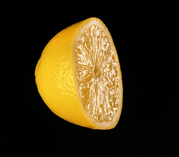 Gelbe Zitrone Scheiben Geschnitten Auf Schwarzem Hintergrund — Stockfoto