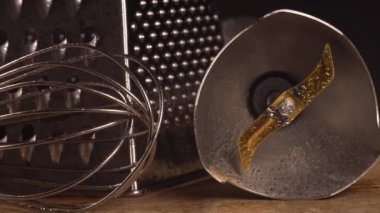 Mutfak aletinin yakın görüntüsü. Mutfak rendesi, çırpıcı ve karıştırıcı eklentisiName.