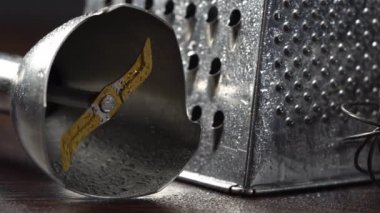 Mutfak aletinin yakın görüntüsü. Mutfak rendesi, çırpıcı ve karıştırıcı eklentisiName.