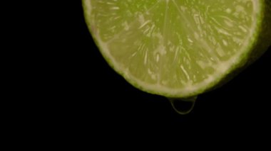 Meyve suyuyla sulu yeşil limon dilimi.